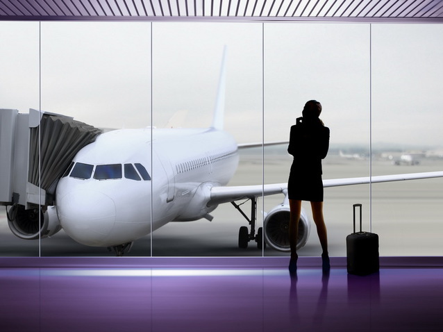 Avion pe cer cu un peisaj urban în fundal