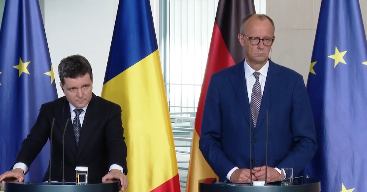 Steagurile României și Uniunii Europene fluturând la Bruxelles