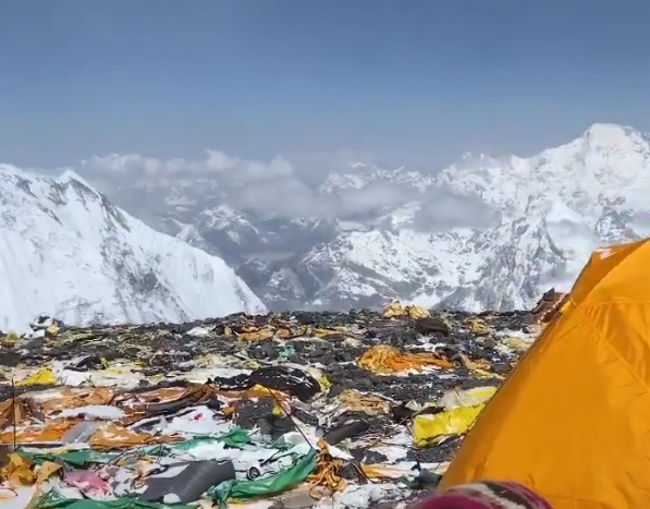 Ghid nepalez găsit în viață după șase zile pe Everest, salvat de o avalanșă