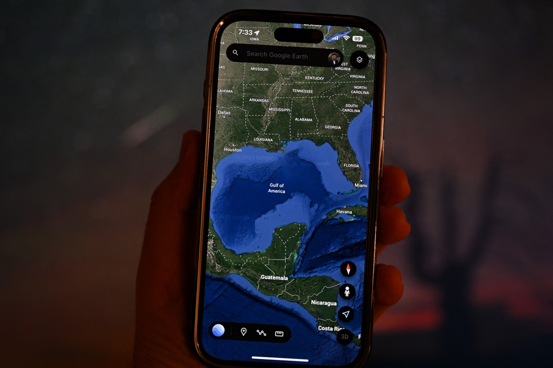 Simulatorul de zbor Google Earth în browser, deasupra unui peisaj montan