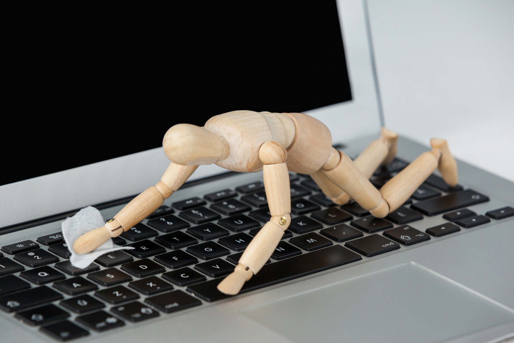 Greșeala care îți poate distruge laptopul când îl cureți. Recomandările experților