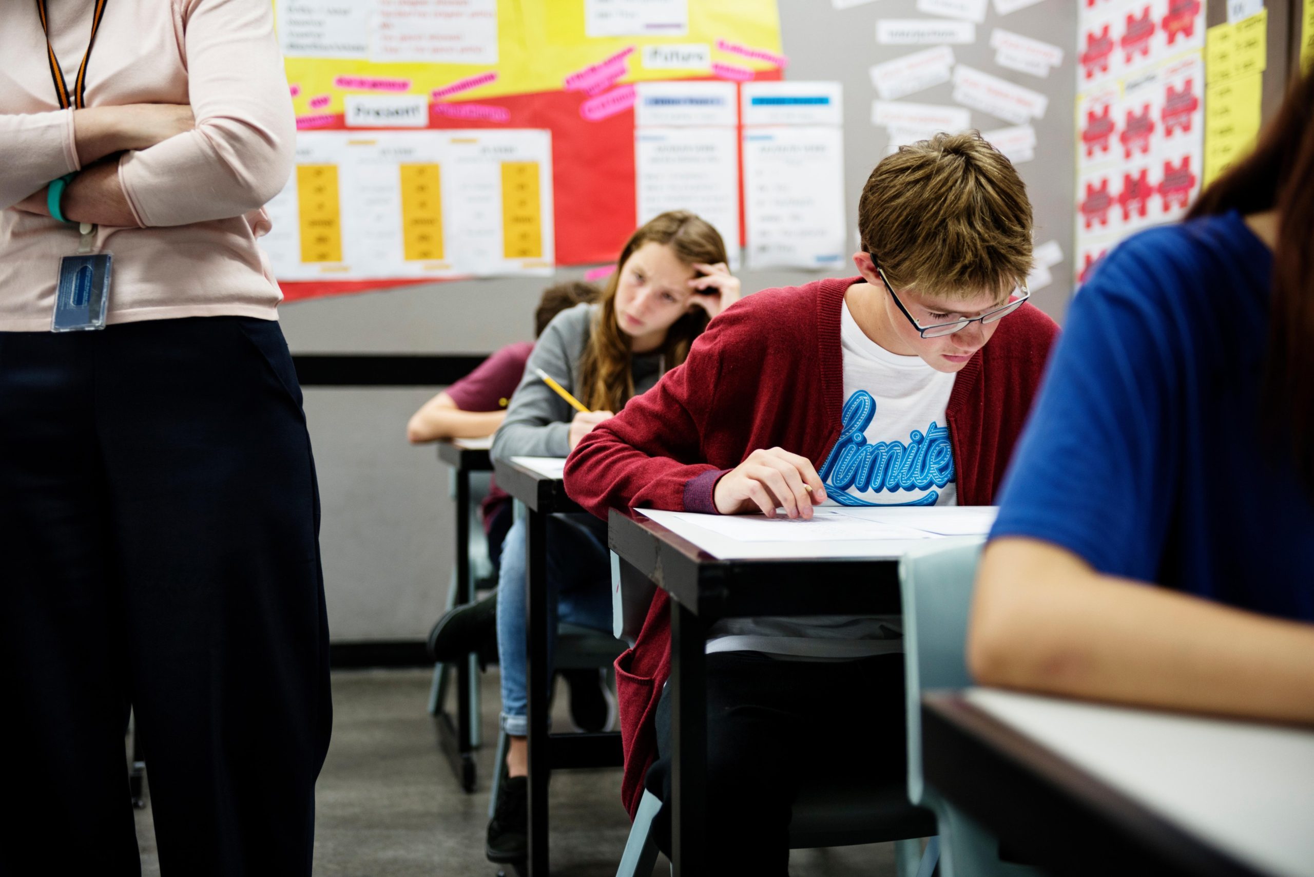 Elevi în timpul examenului de Bacalaureat