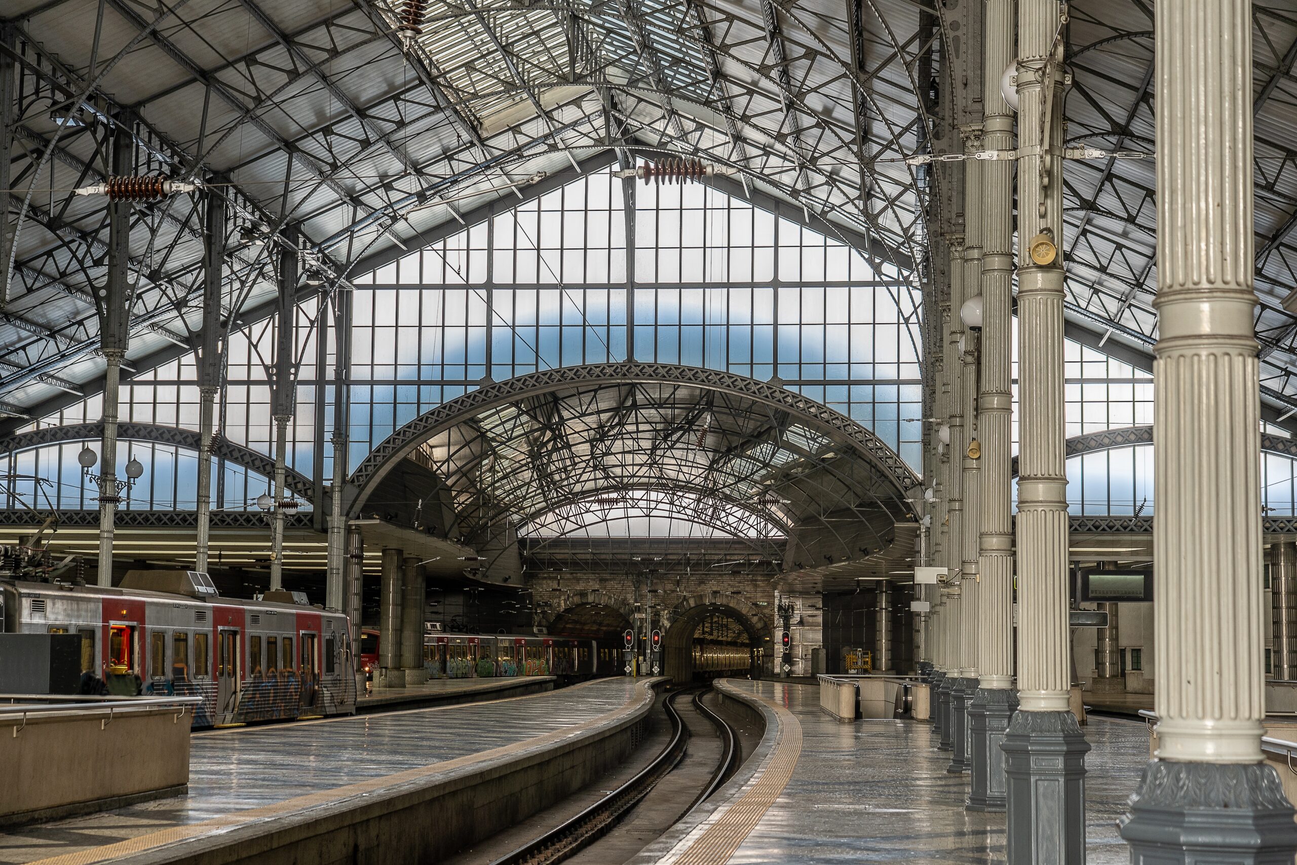 Tren în gară în Italia