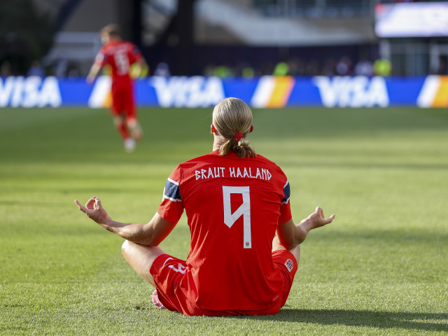 Erling Haaland sărbătorind un gol în stilul său caracteristic, cu meditația