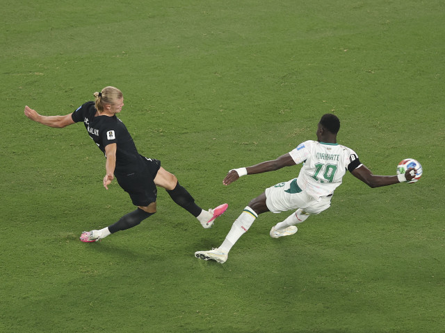 Erling Haaland sărbătorind un gol pentru Norvegia în meciul cu Senegal