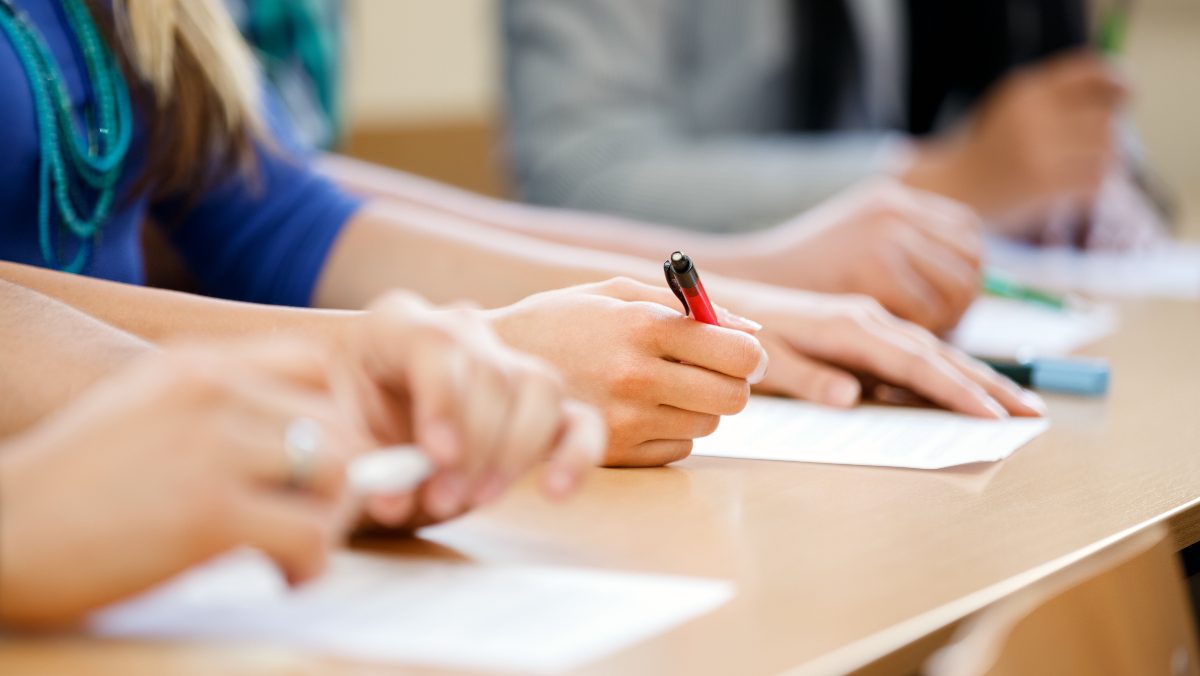 Haos la Evaluarea Națională 2026: profesori ținuți „ostatici” până la 8 ore din cauza platformei de scanare