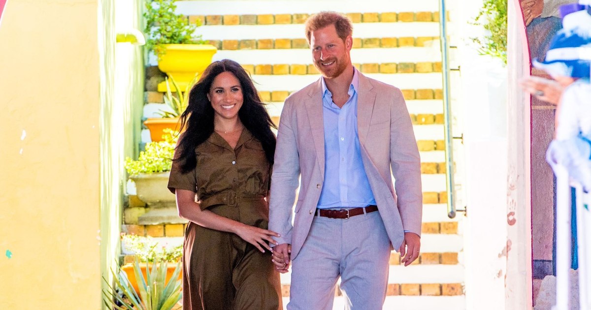 Prințul Harry și Meghan Markle, ducele și ducesa de Sussex, zâmbind la un eveniment public
