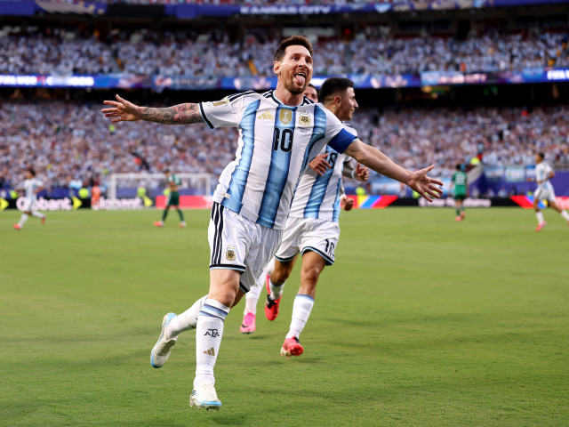 Hat-trick istoric pentru Messi: Argentina învinge Algeria cu 3-0 la Cupa Mondială