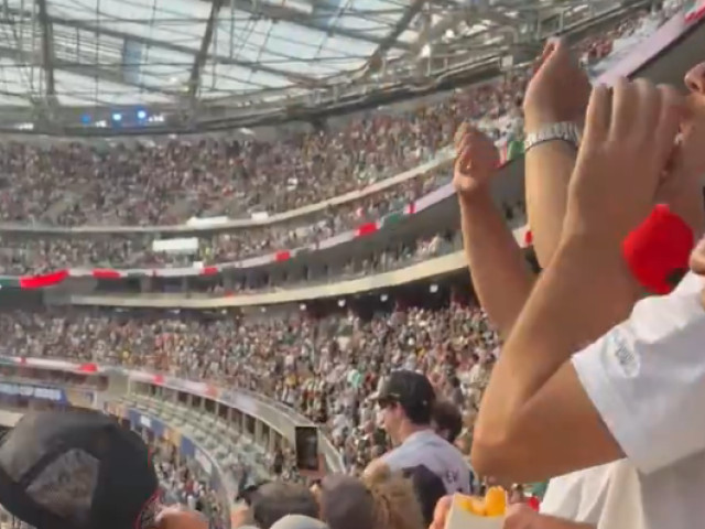 Fanii huiduie în tribunele stadionului SoFi în timpul imnului Iranului