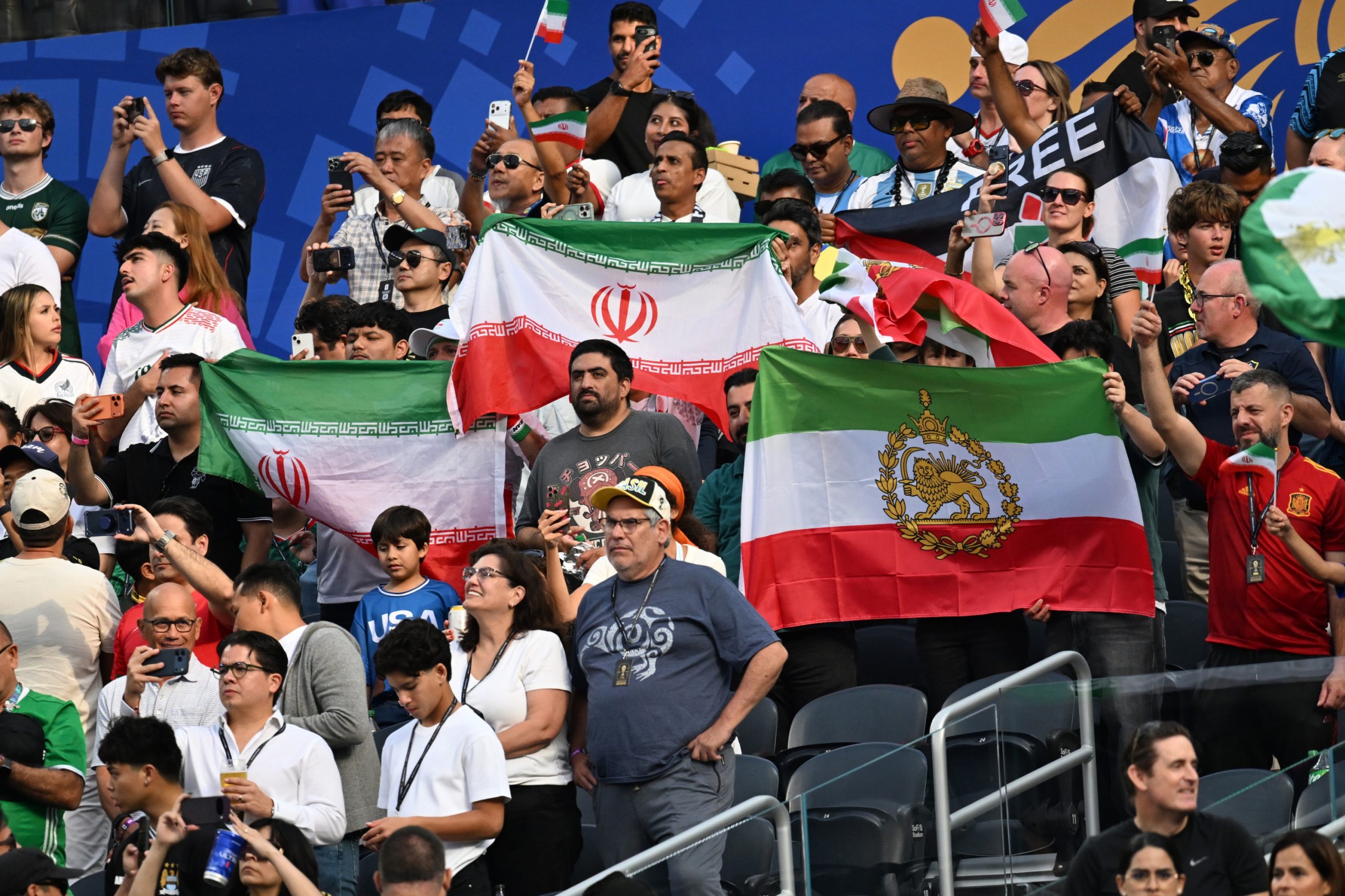 Fanii iranieni cu steaguri istorice la meciul Iran - Noua Zeelandă de la Cupa Mondială