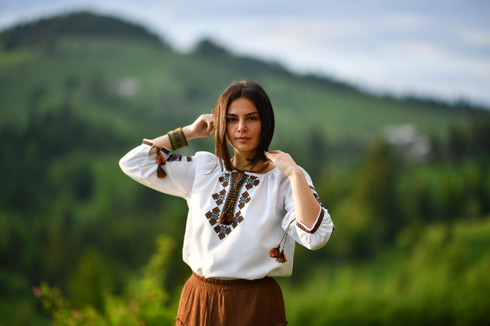 Ia românească, piesa-vedetă a verii 2026. Cum o porți pentru un look modern și sofisticat