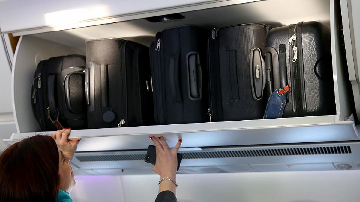 Pasageri evacuând un avion pe toboganul de urgență