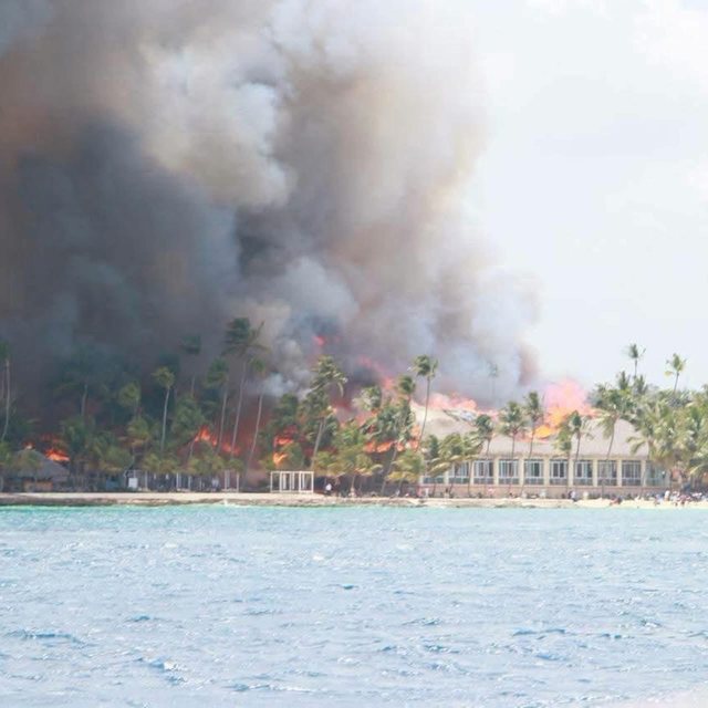 Fum gros deasupra stațiunii Viva Wyndham Dominicus Beach din Bayahibe, Republica Dominicană
