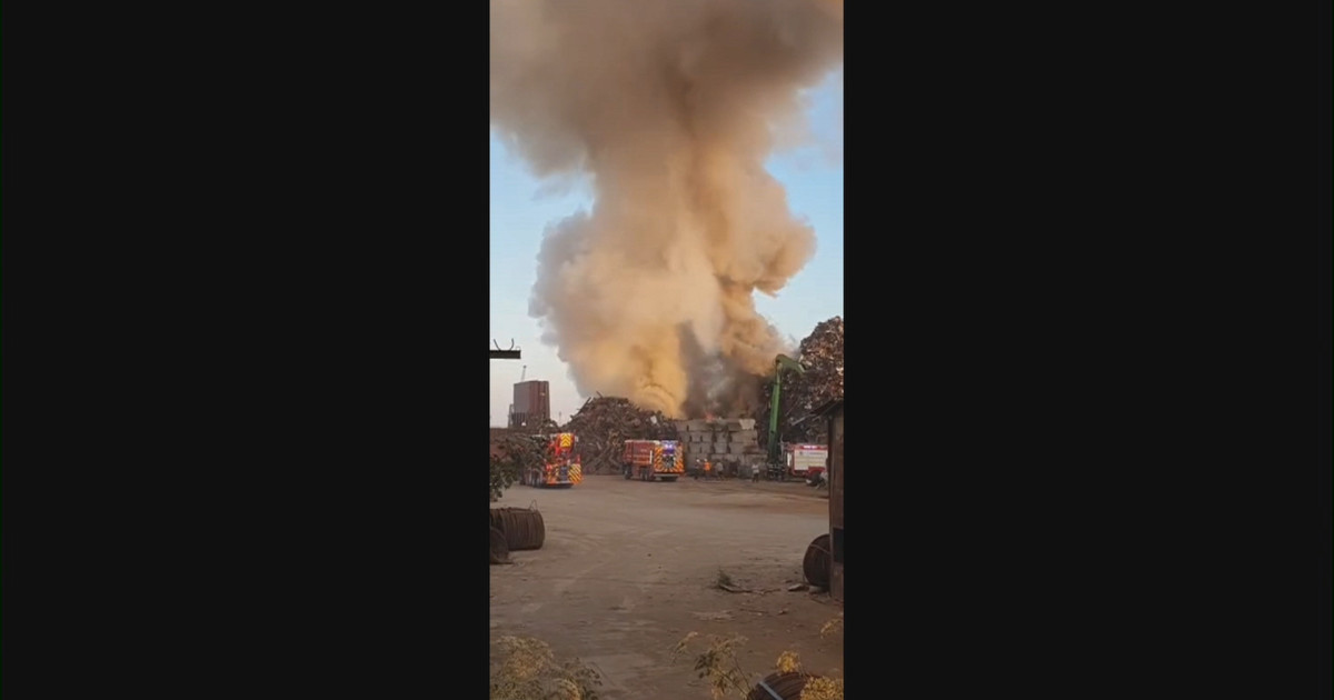 Incendiu puternic în Portul Agigea la un centru de fier vechi. Mesaj RO-ALERT din cauza fumului dens