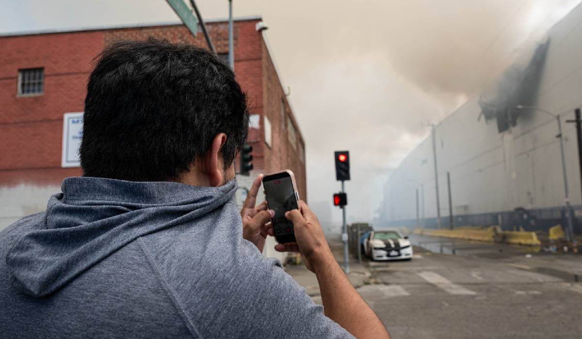 Incendiu la un depozit frigorific în Los Angeles, cu fum dens ieșind din clădire