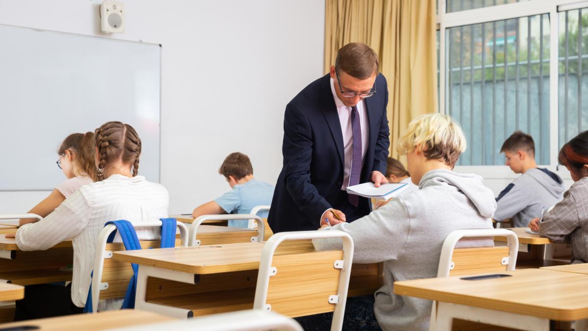 Profesori corectând lucrări la examen
