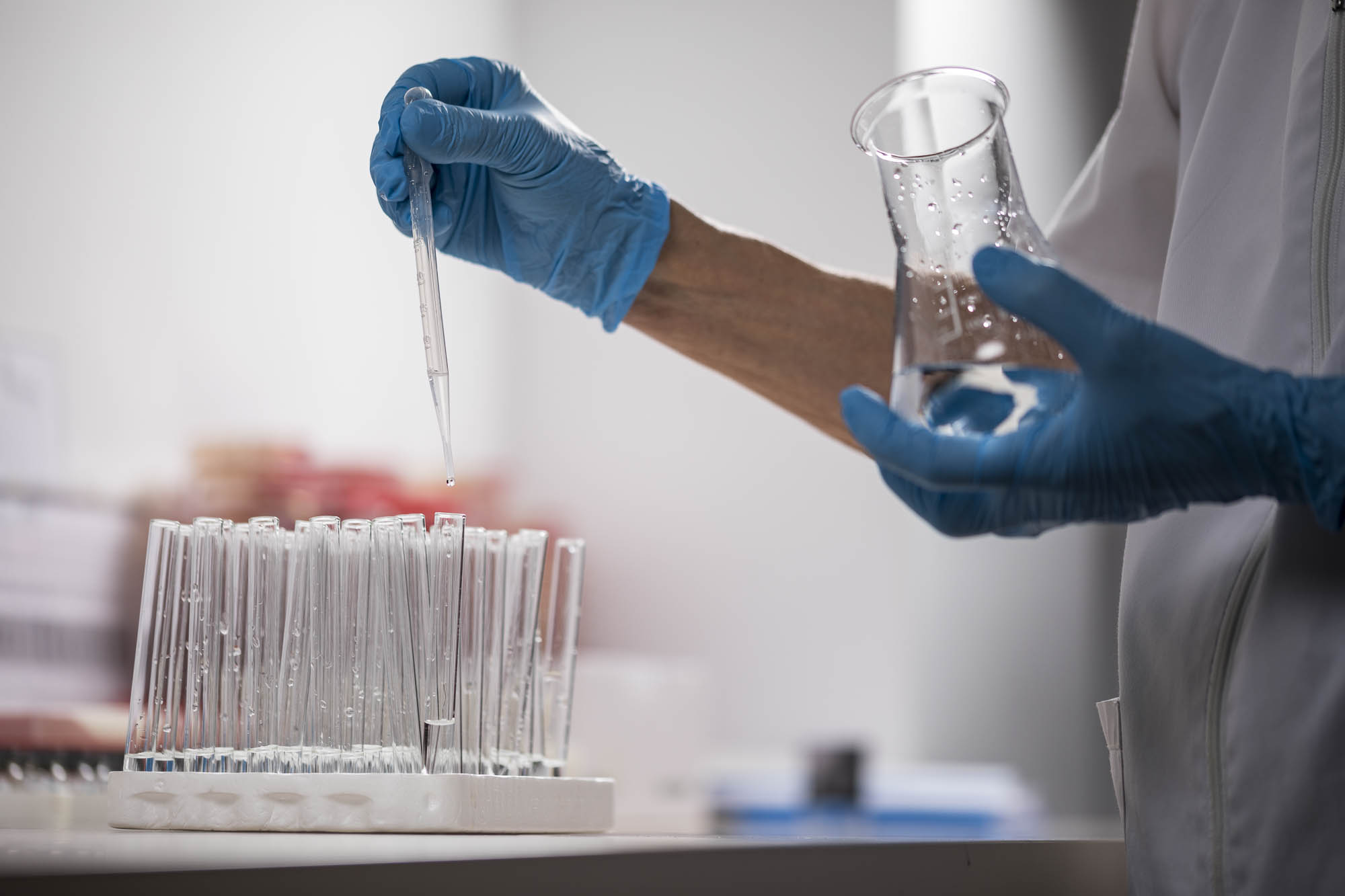 Infecțiile urinare recurente la femei: cauze, factori de risc și prevenție, explică medicul urolog