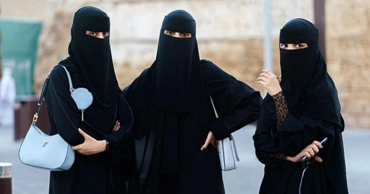 Femeie purtând burka în spațiu public