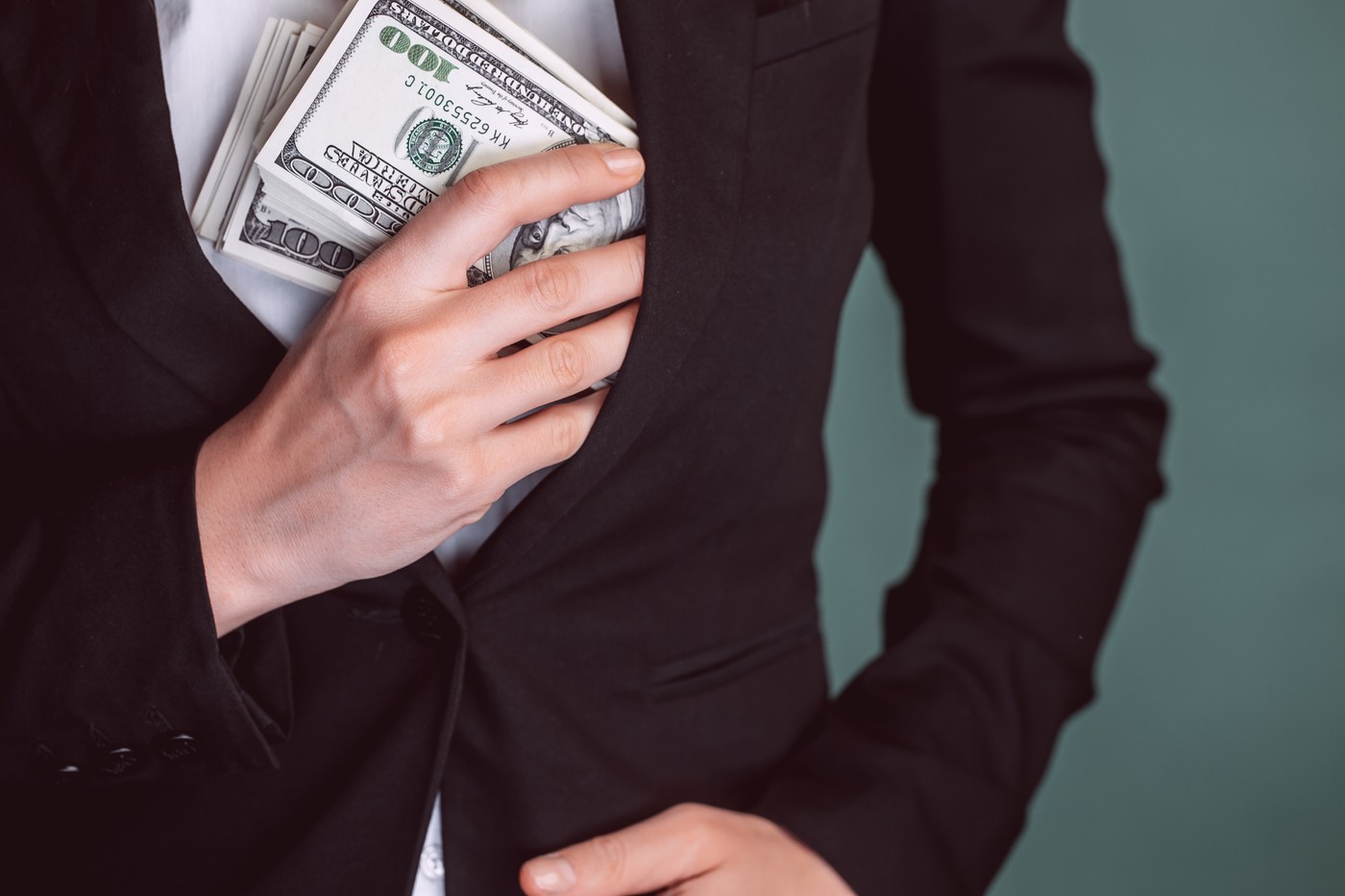 Grafic financiar cu tendință descendentă și simboluri dolar