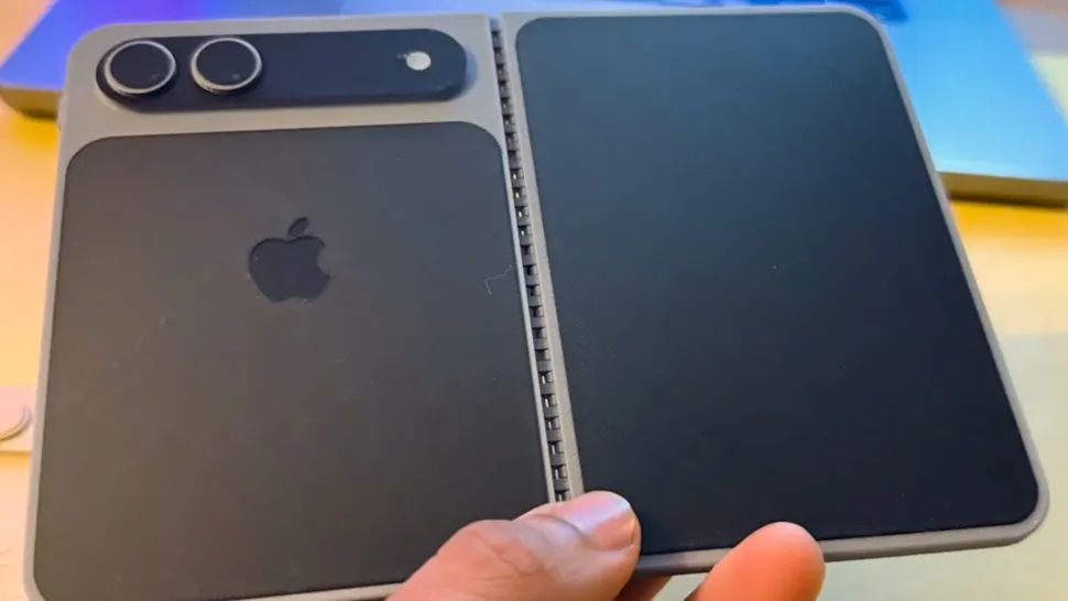 Imagine cu iPhone Ultra, telefonul pliabil Apple, în culoarea alb