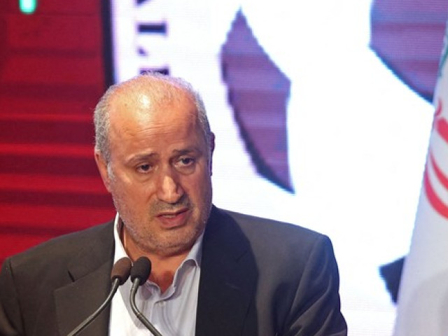 Drapelul Iranului pe un stadion de fotbal