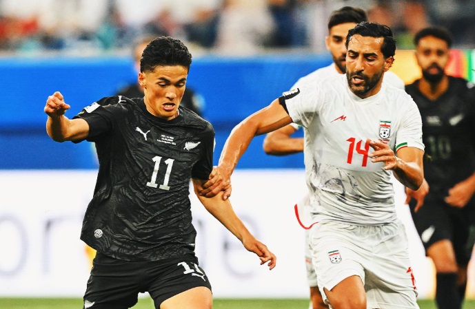 Meci de fotbal Iran – Noua Zeelandă pe SoFi Stadium, California, cu suporteri protestând în fundal
