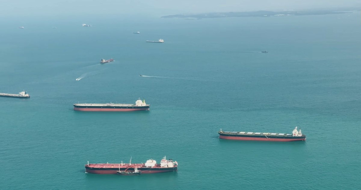 Navă comercială traversând strâmtoarea Hormuz