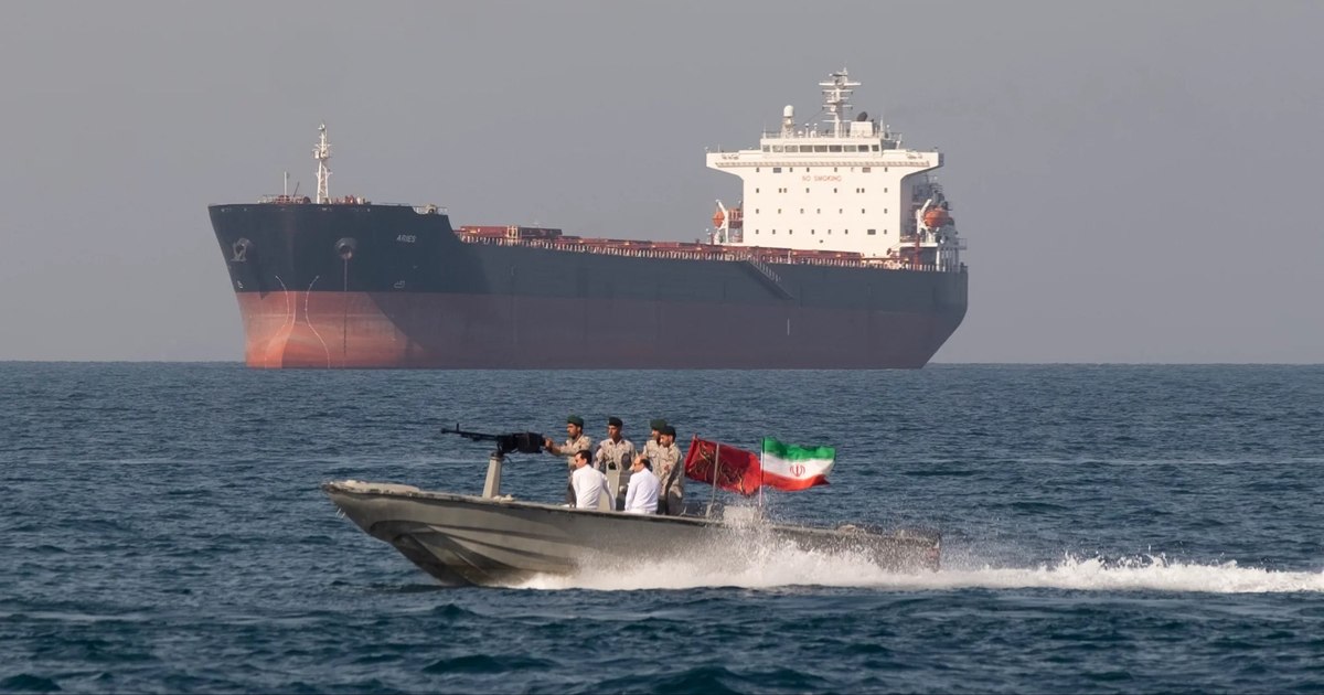 Iranul blochează Strâmtoarea Ormuz și atacă bazele SUA după bombardamentele americane