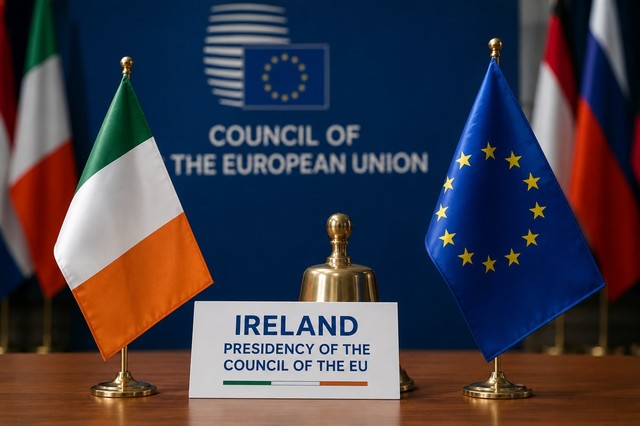 Drapelul Irlandei și steagul UE fluturând în fața unor clădiri guvernamentale