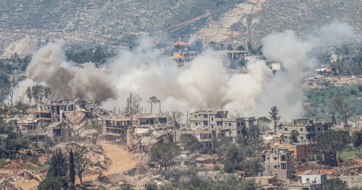 Steagurile Israelului și Libanului fluturând lângă o stemă a păcii