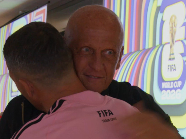 Istvan Kovacs primind tricoul comemorativ de la Pierluigi Collina pentru meciul 1000 al Cupei Mondiale