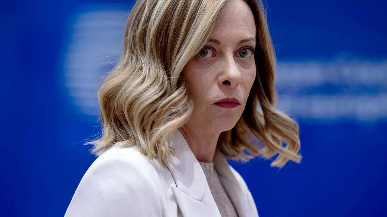 Italia adoptă primele decrete pentru reglementarea inteligenței artificiale, Meloni ironizează deepfake-urile cu ea