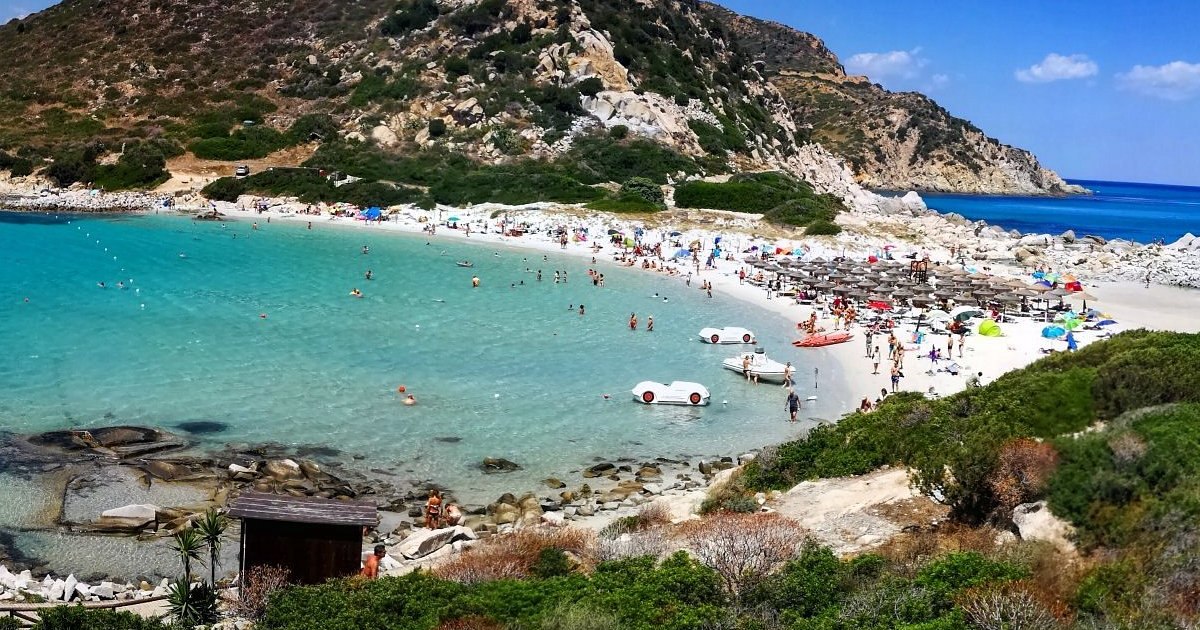 Italia interzice umbrelele de soare pe o plajă din Sardinia, cu excepția copiilor și seniorilor