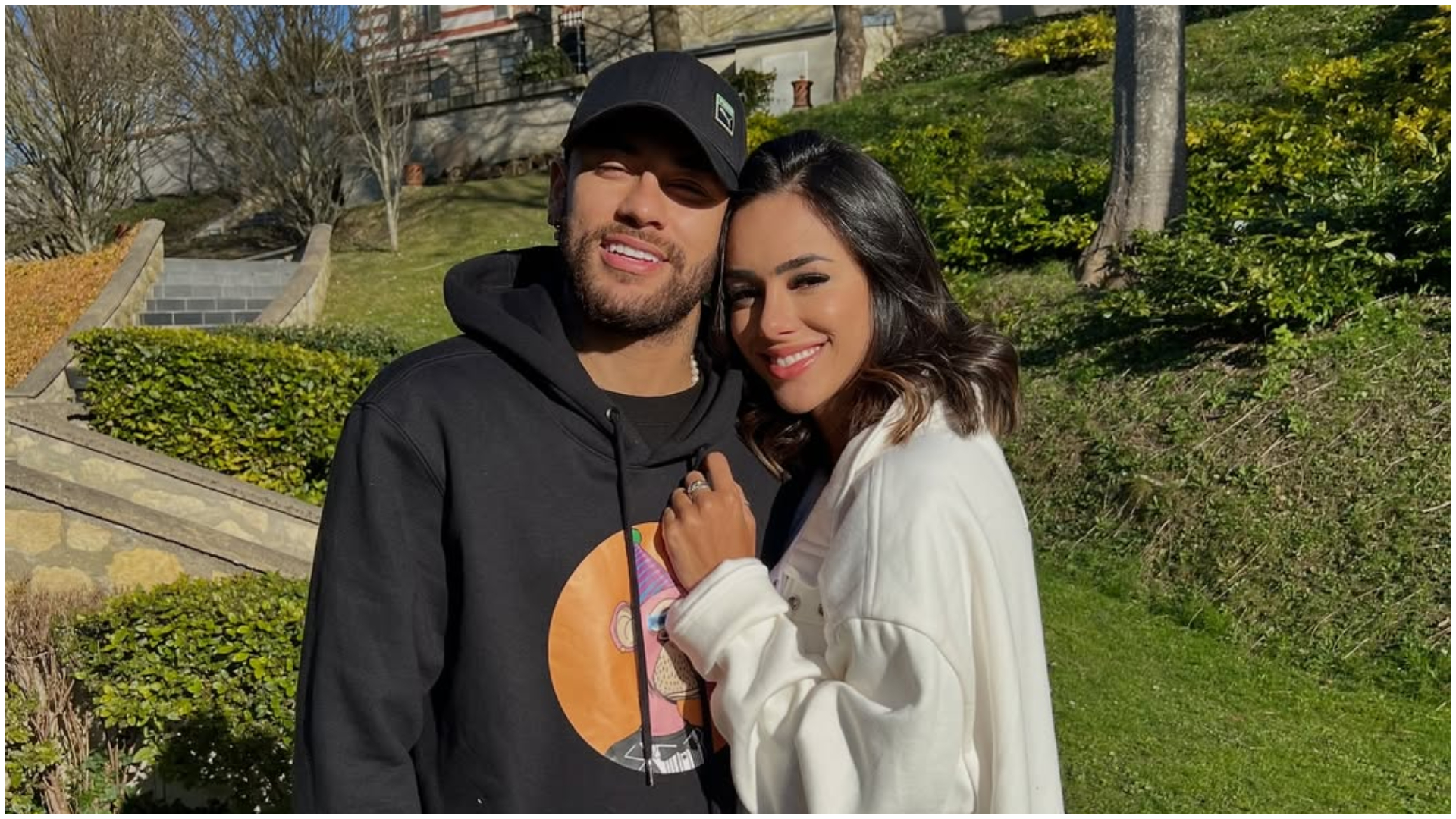 Bruna Biancardi pe stadion purtând un corset galben cu numărul 10