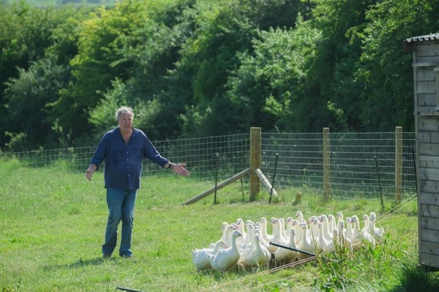 Jeremy Clarkson la ferma sa, în emisiunea Clarkson's Farm