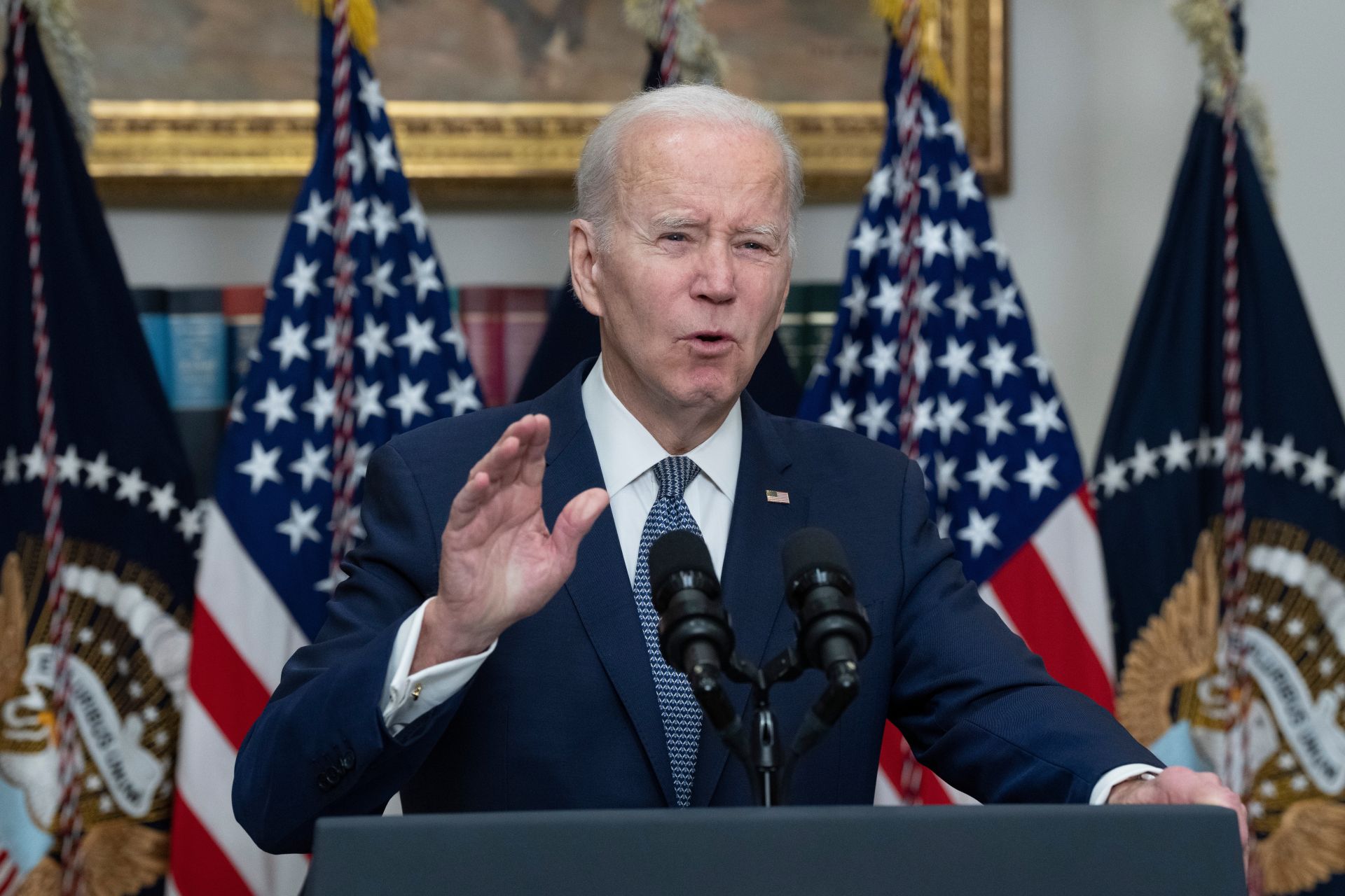 Joe Biden vorbind la un microfon