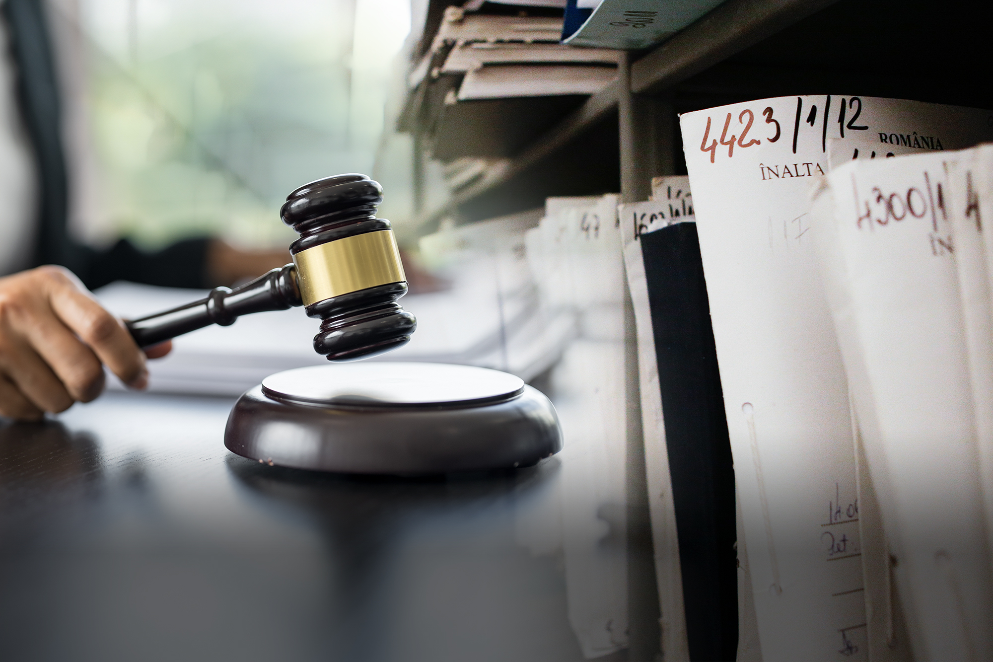 Judecătoare la tribunal, simbol al justiției