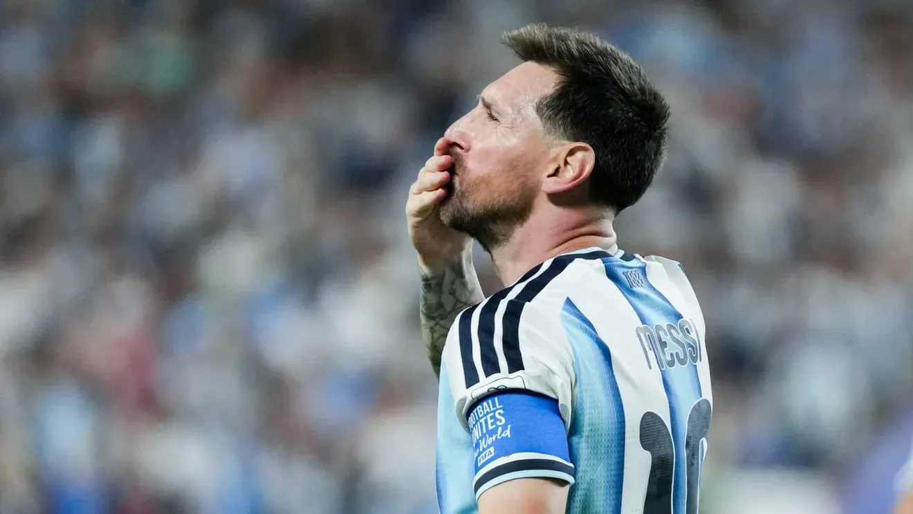 Lionel Messi sărbătorind un gol pentru Argentina