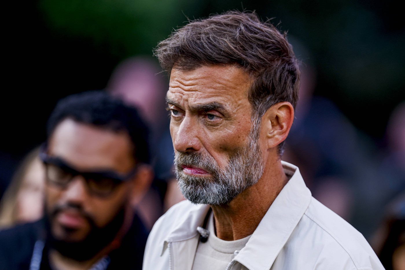 Jurgen Klopp discutând la o conferință de presă