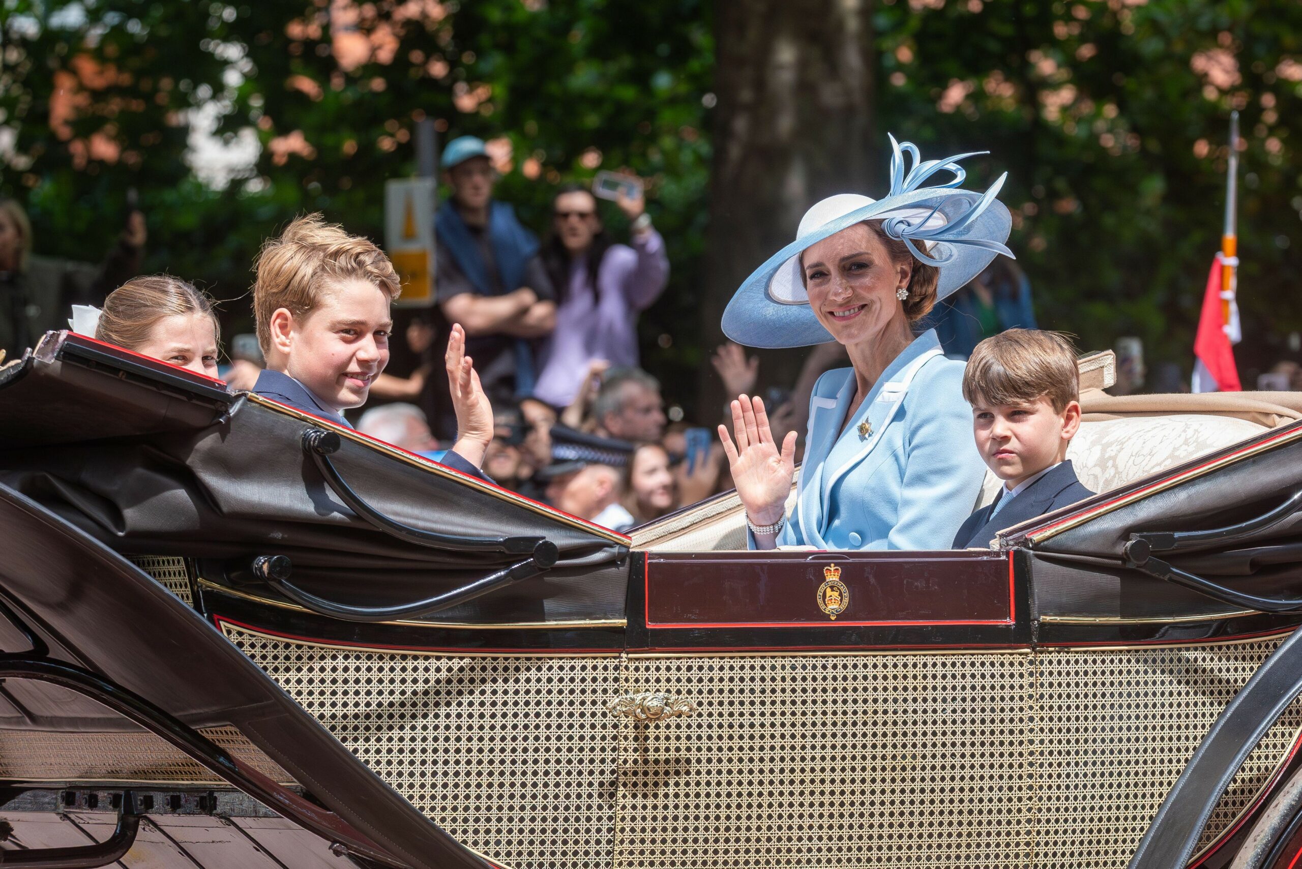 Kate Middleton, calmă în timp ce protestatarii anti-monarhie huiduiau la Trooping the Colour