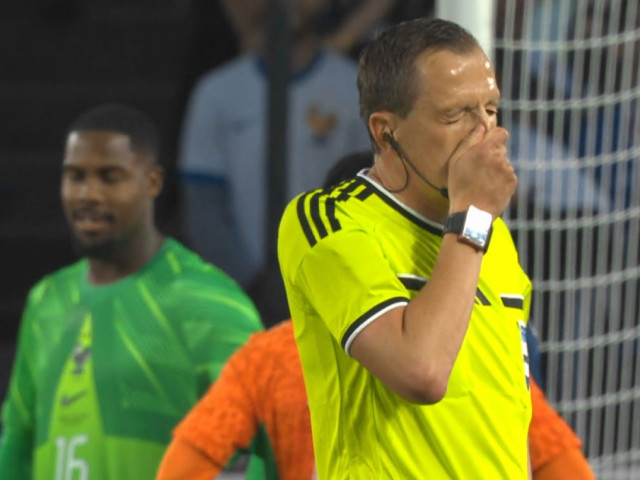 Franck Kessie lovind arbitrul Sebastian Gishamer în timpul meciului Franța - Coasta de Fildeș