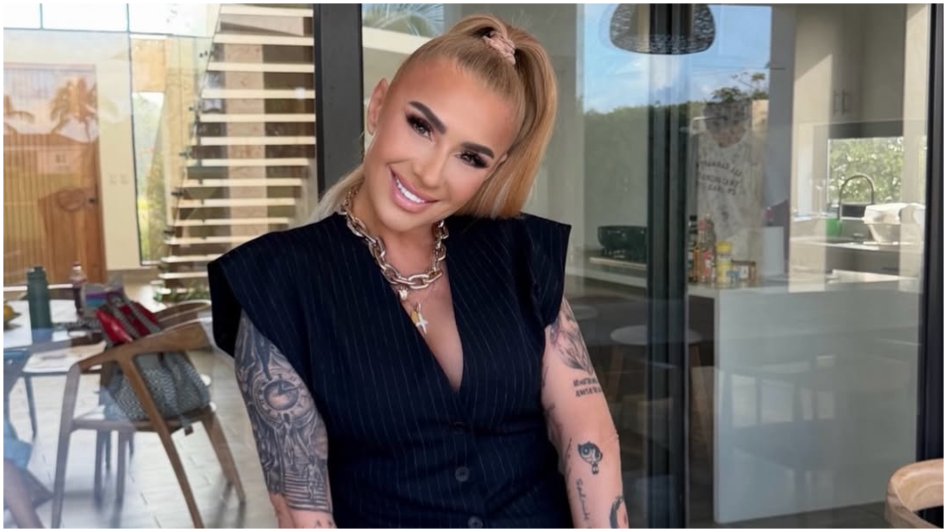 Anamaria Prodan alături de fiul ei, Laurențiu, la ceremonia de absolvire a liceului