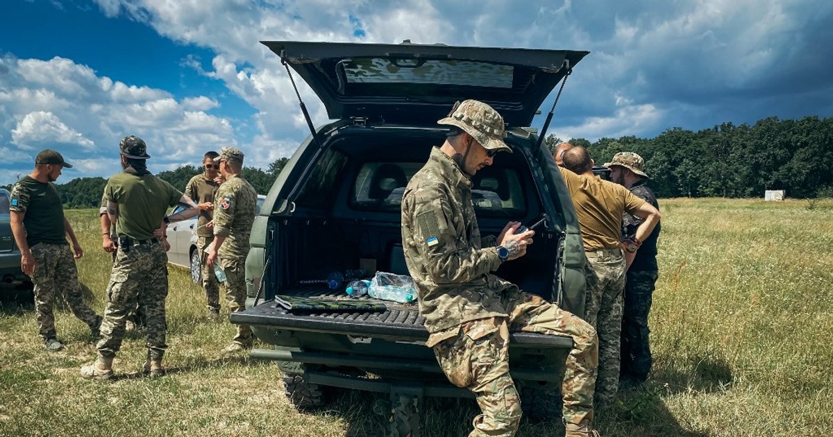 Operator de dronă ucrainean într-un adăpost subteran