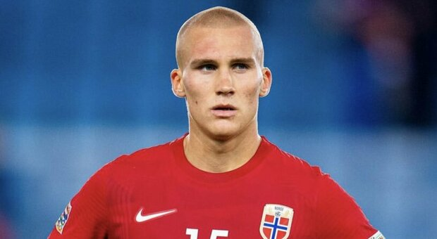 Leo Ostigard sărbătorind un gol pentru Norvegia