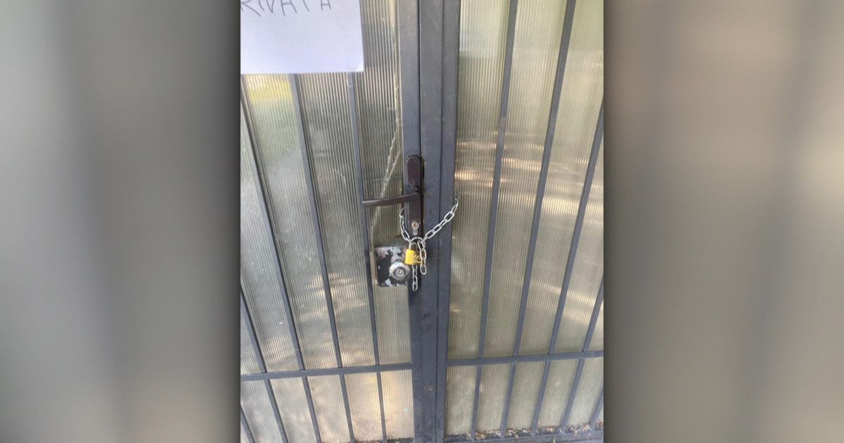 Poartă blocată cu lacăt la un bloc din Craiova