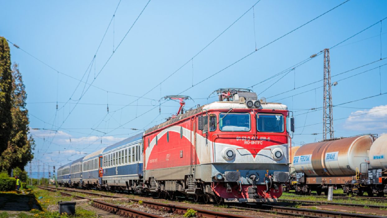 Tren CFR Călători pe șine