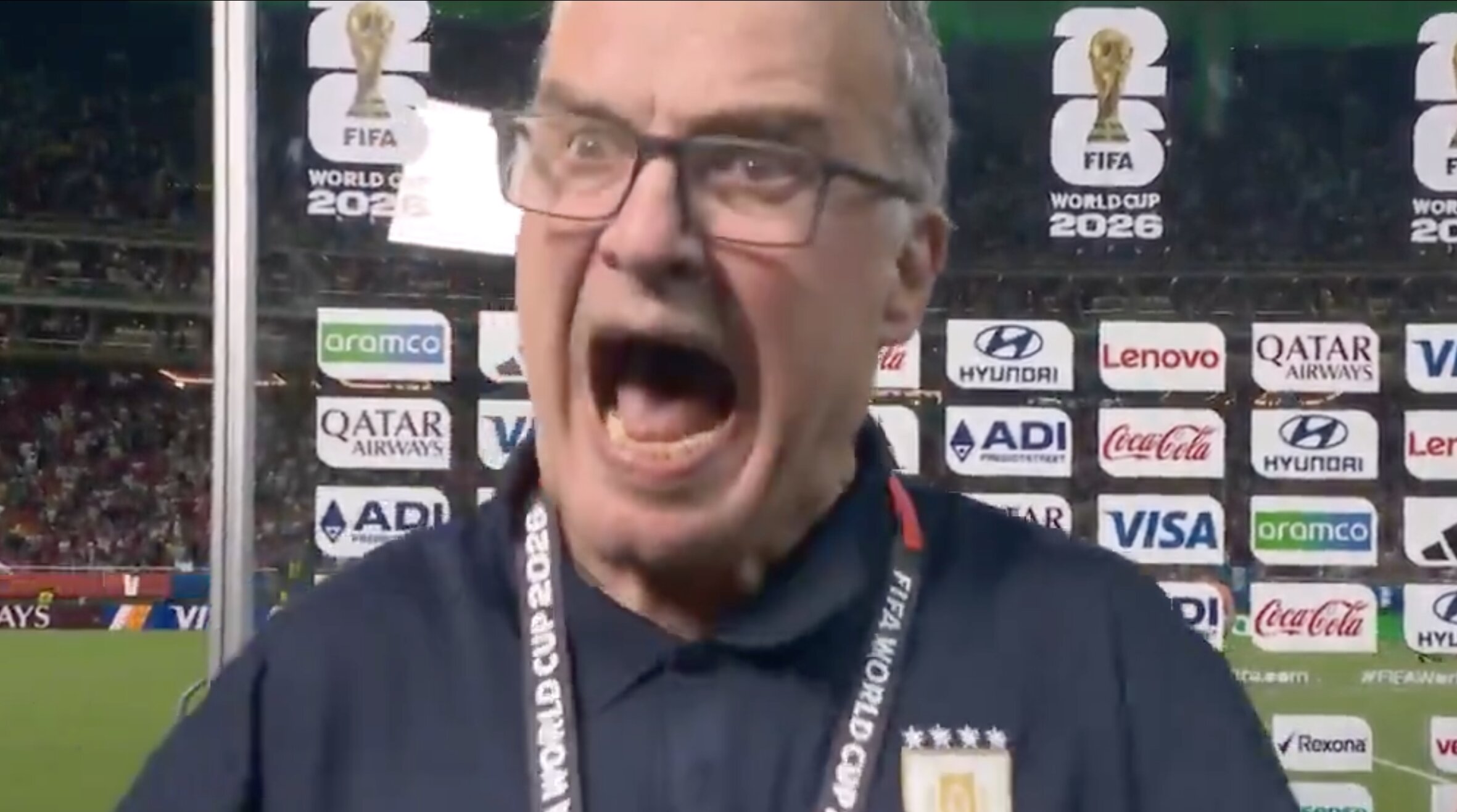 Marcelo Bielsa în timpul interviului de după meci