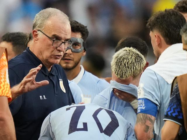 Marcelo Bielsa în timpul meciului Uruguay - Arabia Saudită