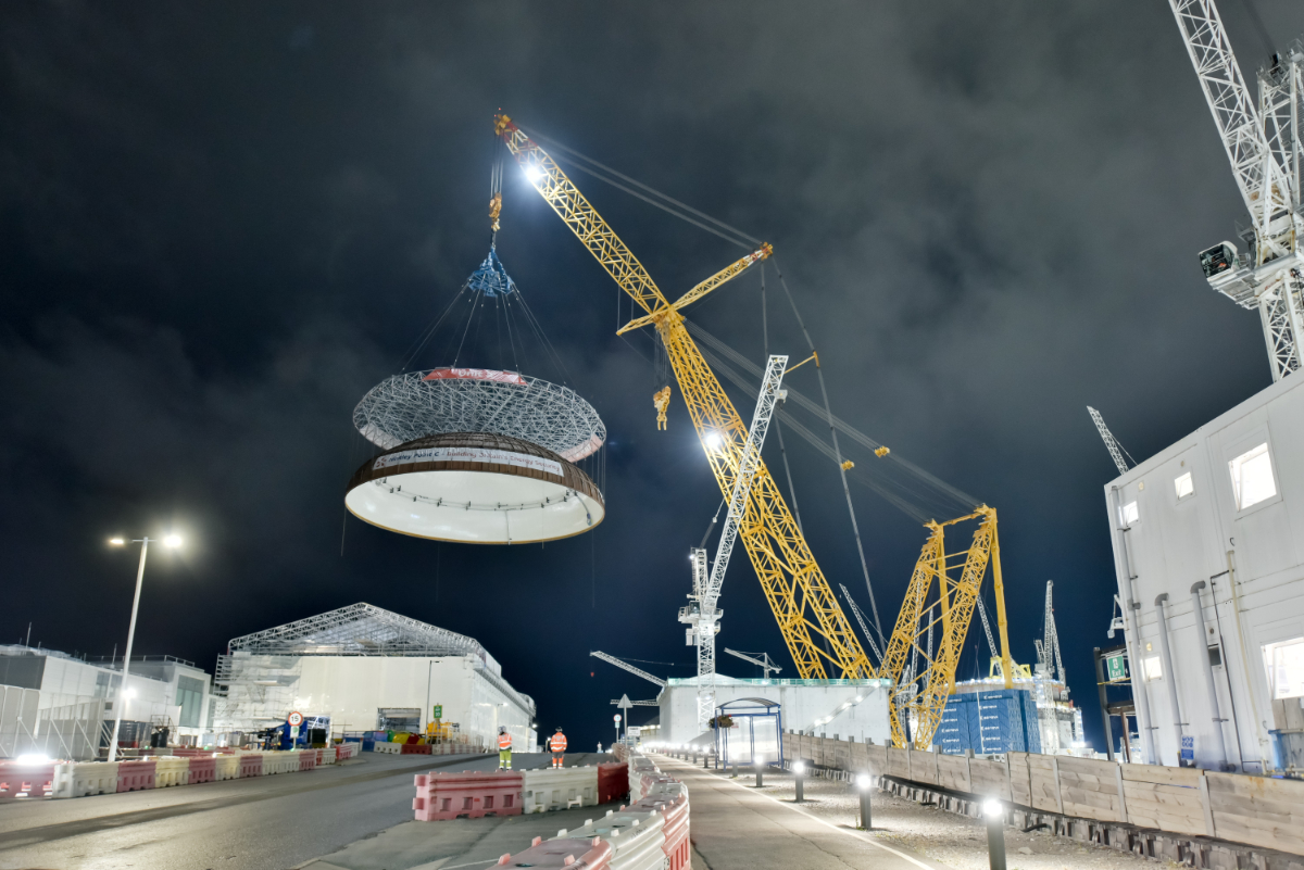 Macaraua Big Carl instalând un reactor nuclear la Hinkley Point C