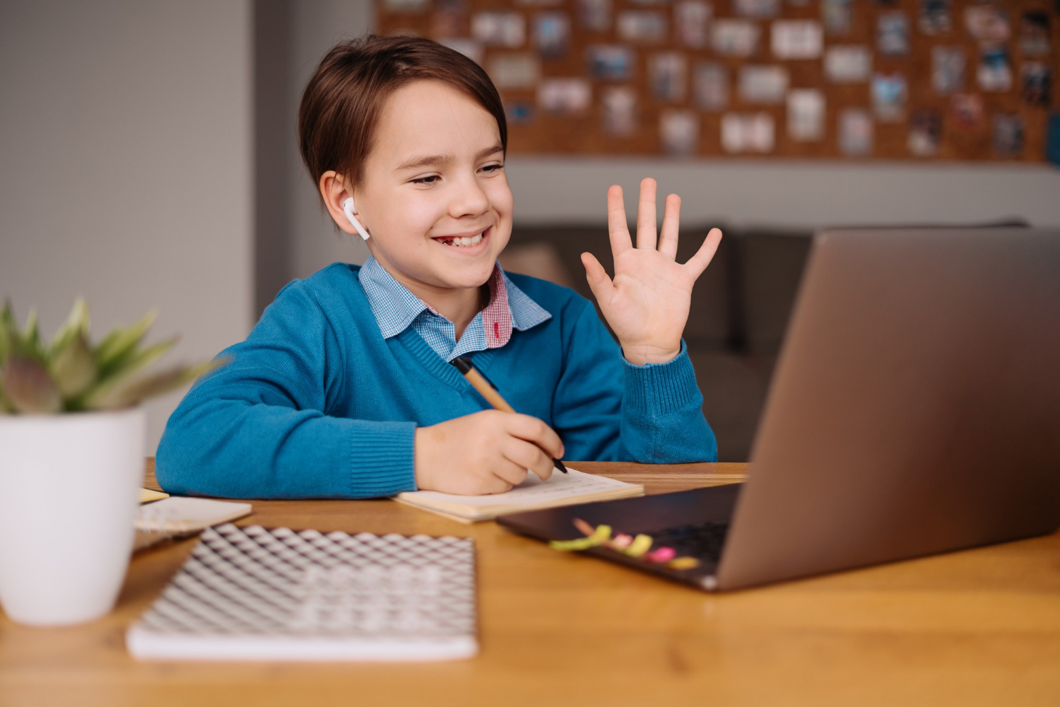 Marea Britanie vrea tutori cu inteligență artificială pentru 450.000 de copii defavorizați